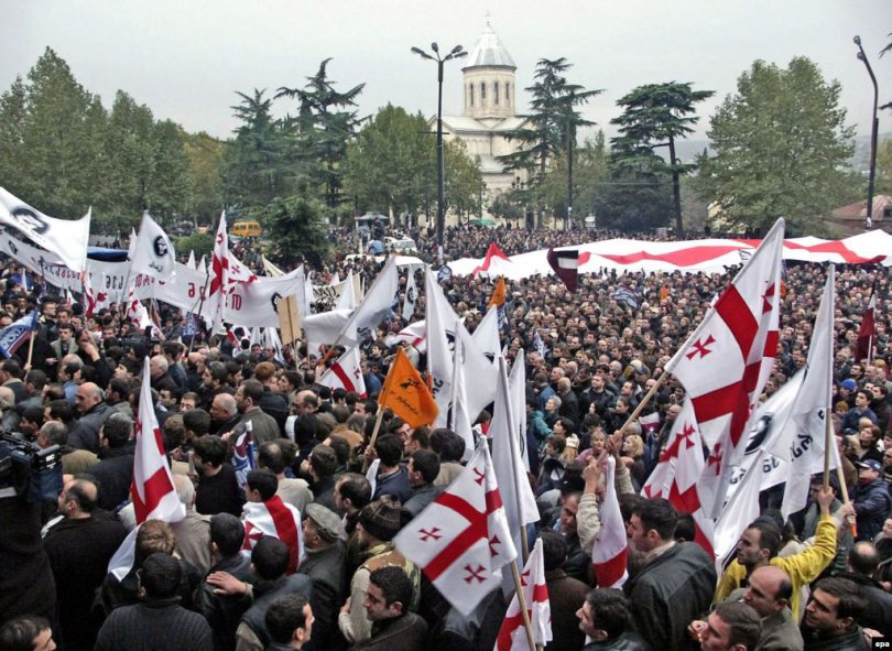 „დღეს არის დღესასწაული, ვისაც გვეზეიმება, გეპატიჟებით“ – „ვარდების რევოლუციის“ მე-18 წლისთავი ცოცხალ