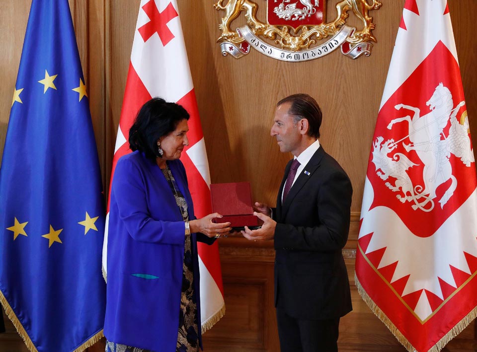 სალომე ზურაბიშვილმა სტამბოლის ქართული კათოლიკური ასოციაციის თავმჯდომარე პოლ ზაზაძე ოქროს საწმისის ორ