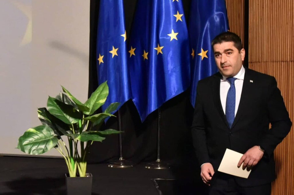 პირადად მე, ჩემს პარტიას და ათიდან ყოველ ცხრა ქართველს მტკიცედ გვწამს, რომ ევროკავშირი წარმოადგენს ჩ
