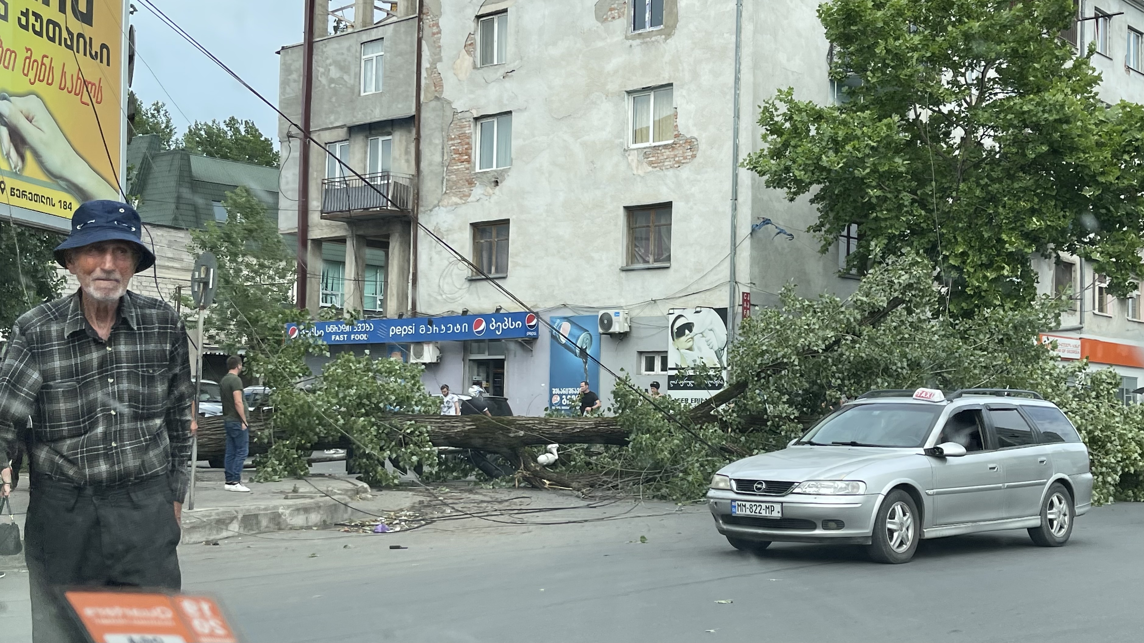 ძლიერი ქარი ქუთაისში-ი.ჭავჭავაძის ქუჩაზე ხე წაიქცა