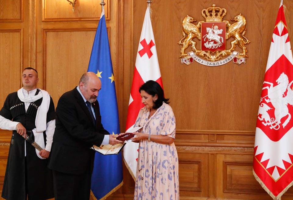სალომე ზურაბიშვილმა ჰერალდიკის სახელმწიფო საბჭოს თავმჯდომარე მამუკა გონგაძე ღირსების ორდენით დააჯილდ