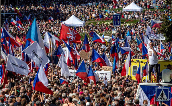 „როიტერი“ - პრაღის ცენტრში ჩეხეთის მთავრობის, ევროკავშირისა და ნატო-ს საწინააღმდეგო ხალხმრავალი აქცი