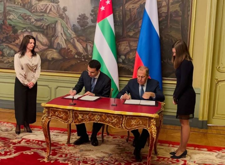 სერგეი ლავროვმა და ოკუპირებული აფხაზეთის ე.წ. საგარეო საქმეთა მინისტრმა ხელი მოაწერეს „შეთანხმებას“ 