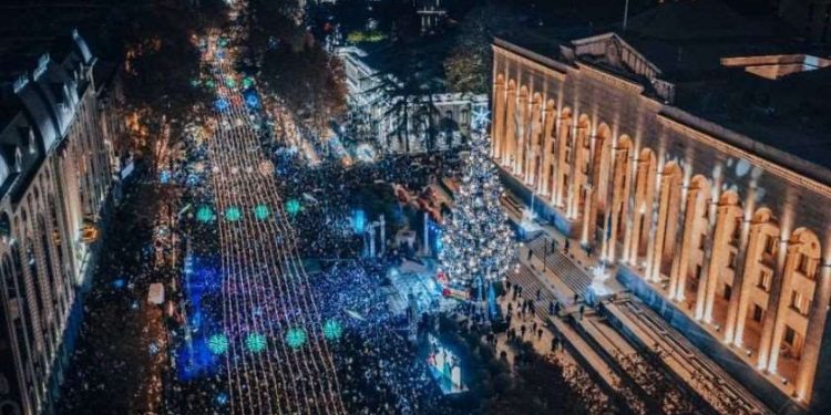 სიცოცხლე, სიყვარული, სოლიდარობა და მშვიდობა – მთავარი ნაძვის ხე საზეიმოდ აინთო
