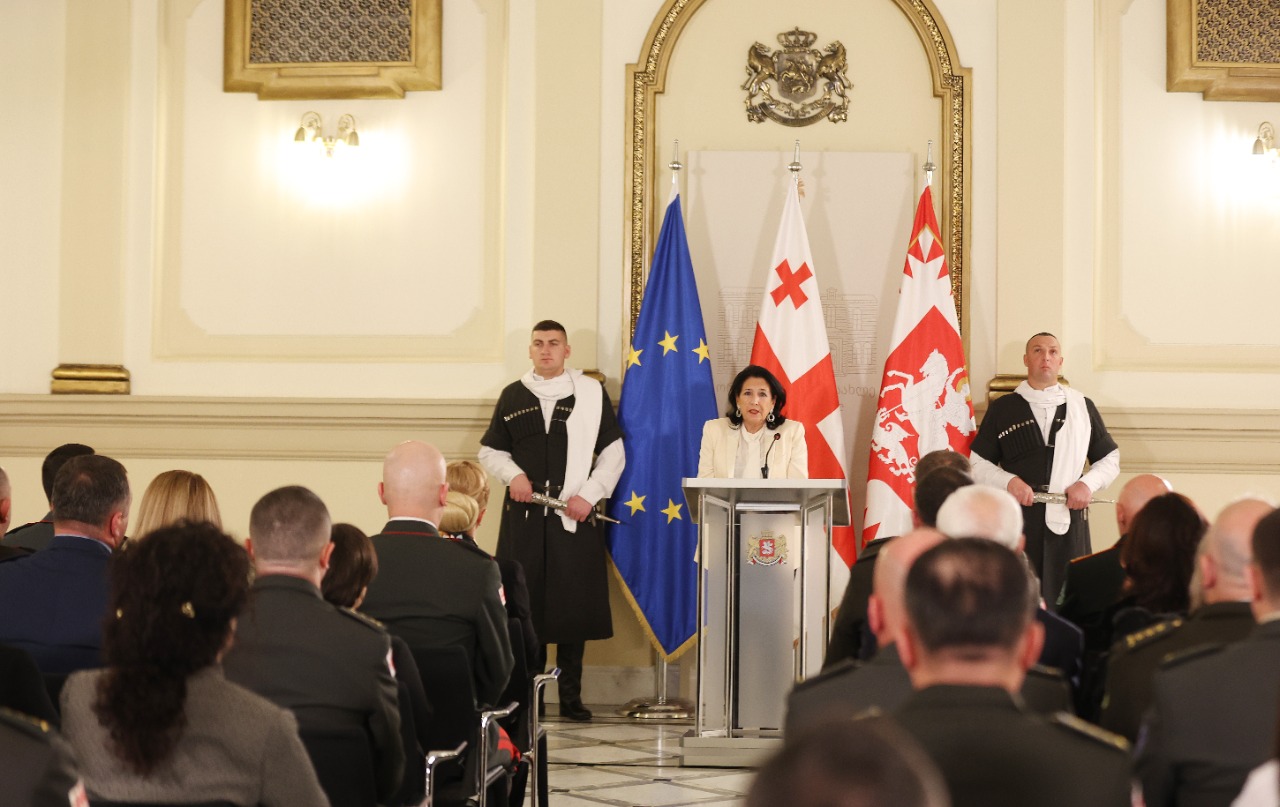 საქართველოს პრეიდენტი:ყველა თაობისა და წოდების გვარდიელსა და ჩვენს თავდაცვის ძალებს ვულოცავ ეროვნული