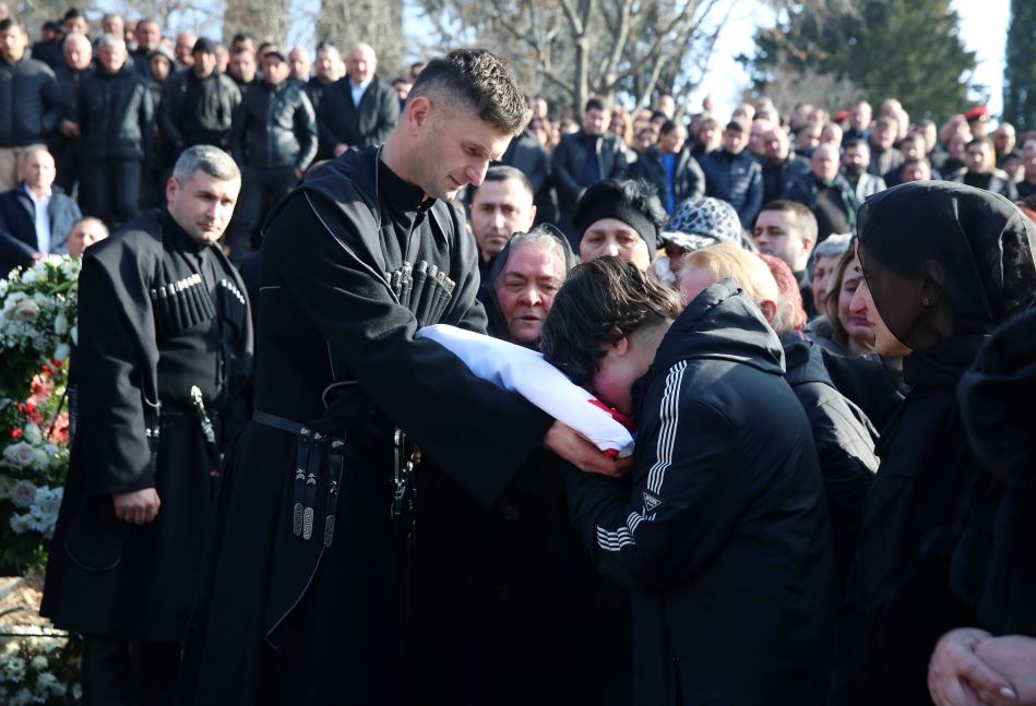 სამსახურებრივი მოვალეობის შესრულების დროს დაღუპული პოლიციელი ოთარ ღვინაშვილი სამხედრო პატივით დაკრძა