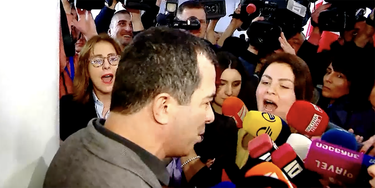 ოპოზიციონერმა დეპუტატებმა „ხალხის ძალის“ წარმომადგენლებს მედიასთან კომენტარის გაკეთების შესაძლებლობა