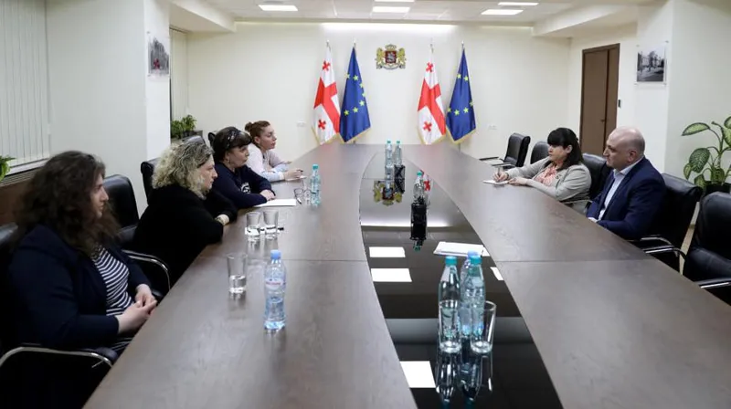 მშობლების პროტესტმა შედეგი გამოიღო - ზურაბ აზარაშვილი აქონდროპლაზიით დაავადებული ბავშვების დედებს წა