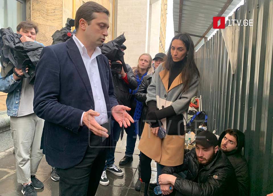 სახალხო დამცველმა აქონდროპლაზიით დაავადებული ბავშვების მშობლებისთვის მოიცალა