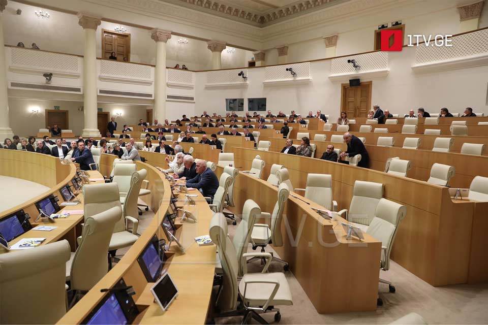 პარლამენტმა იუსტიციის საბჭოს სამი არამოსამართლე წევრი აირჩია, ოპოზიციის ნაწილმა კენჭისყრის დროს დარბ
