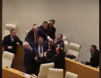 პარლამენტში გიორგი ვაშაძის გამოსვლა მასთან ფიზიკური და სიტყვიერი დაპირისპირებით დასრულდა