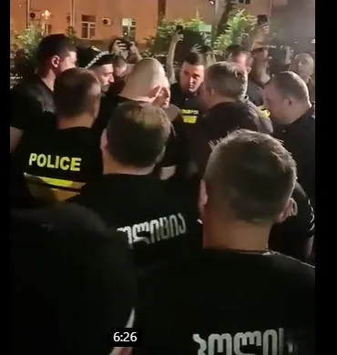 გვიან ღამით პარლამენტის შენობის უკანა შესასვლელთან ხმაური იყო - პოლიციამ კარვის დადგმის მცდელობის გა