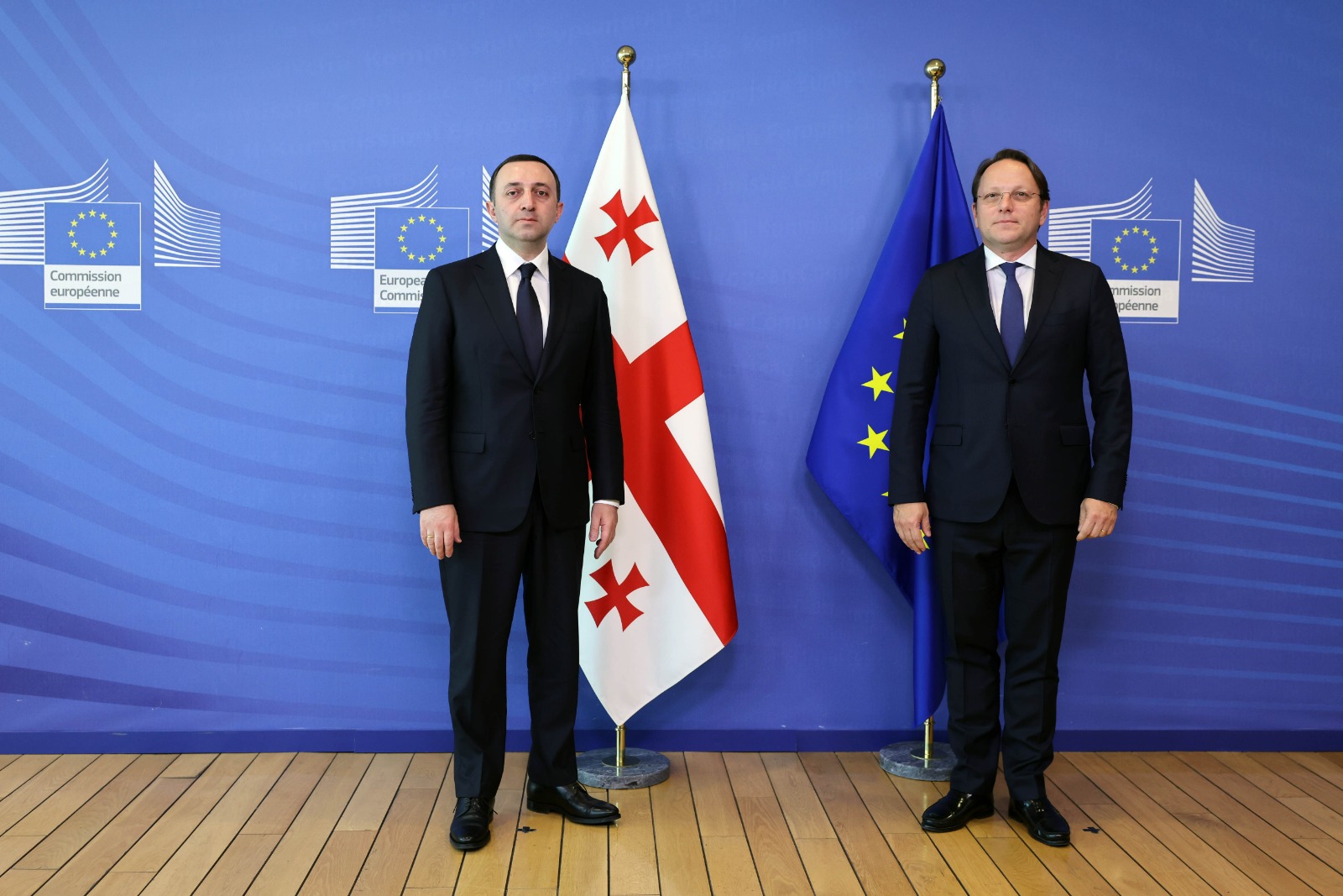 ირაკლი ღარიბაშვილი ევროკომისარ ოლივერ ვარჰეის შეხვდა