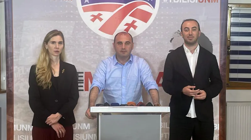 ლევან ხაბეიშვილი კასპში დაპირისპირებაზე - რუსულმა პარტიამ, „პუტინისტებმა“ სახლი ალყაში მოაქციეს, ქვე
