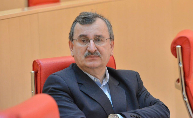 თქვენი პრემიერი, პარტიის თავმჯდომარე, გენერალური მდივანი ან თქვენი სულიერი ლიდერი, კოჭლი ინდაურის „წ