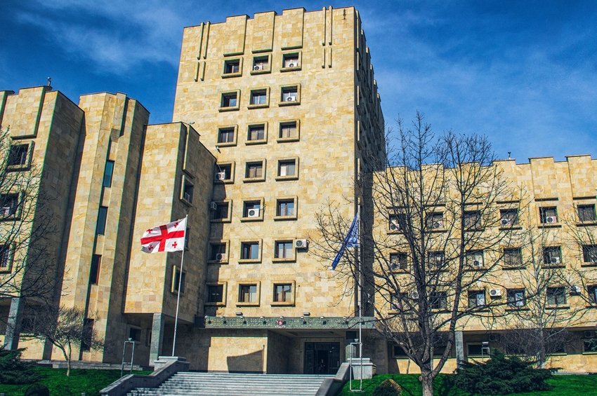 არასრულწლოვანი შვილის მიმართ განხორციელებული გარყვნილი ქმედებების და გაუპატიურების ფაქტებზე ბრალდებუ