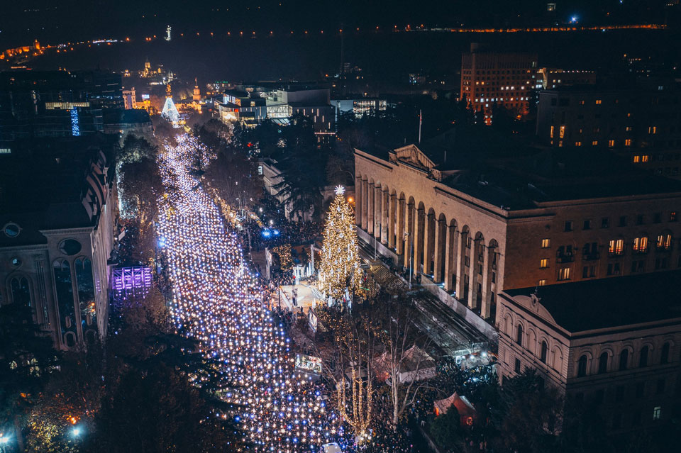 პირველი რესპუბლიკის მოედანსა და რუსთაველის გამზირის ნაწილზე ავტომობილების გადაადგილება 23 დეკემბრის 