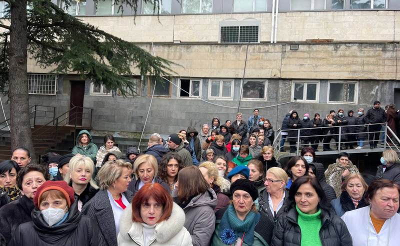 "რესპუბლიკური საავადმყოფოს დანგრევის სანაცვლოდ დიდი ქრთამია აღებული" - მედიკოსები პროტესტს