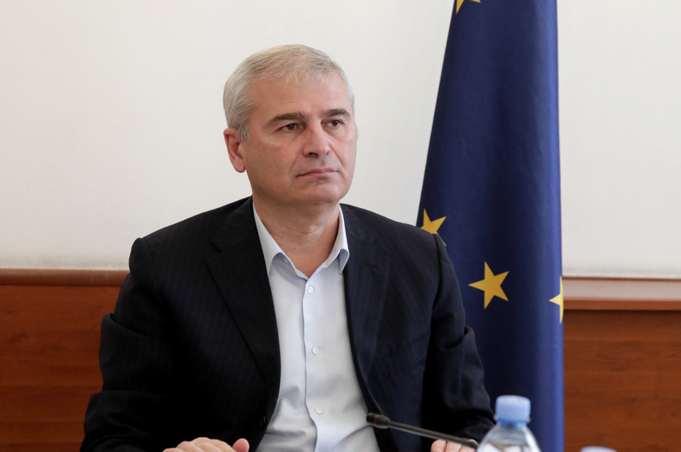 ირაკლი ქადაგიშვილი - „ნაციონალური მოძრაობის“ შიგნით დაშლილ სეგმენტებს შორის გაერთიანებები შორს ვერ წ